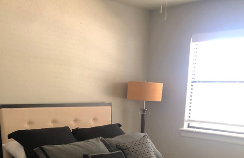 Lowell House | Convenient I-49 Cozy Home