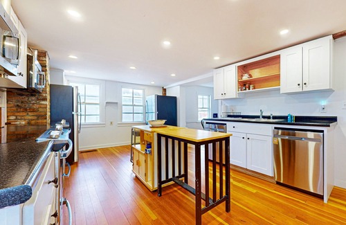 Weston House | Convenient in-town house, river view, dog-friendly, deck, kitchen, w/d, TV, wifi