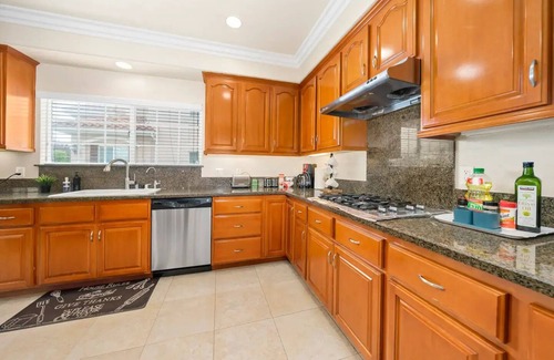 South el Monte House | Convenient Located Warming Large 4 Bedroom 3 Bath Home Near DTLA over 2,100 SF