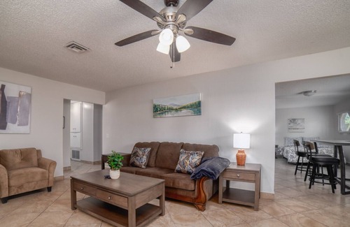 Rancho Oakey House | Convenient Location! 5 bd 2 Ba