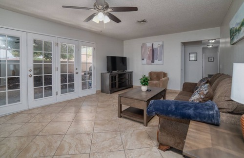 Rancho Oakey House | Convenient Location! 5 bd 2 Ba