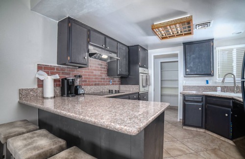 Rancho Oakey House | Convenient Location! 5 bd 2 Ba