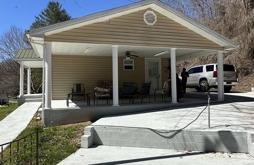 Goose Rock House | Convenient location! Newly remolded, restaurants, grocery