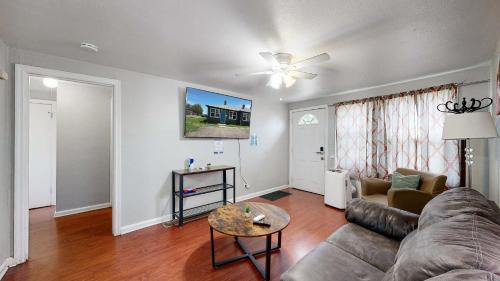Dupont House | Convenient One bedroom with king bed near DIA