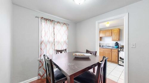 Dupont House | Convenient One bedroom with king bed near DIA