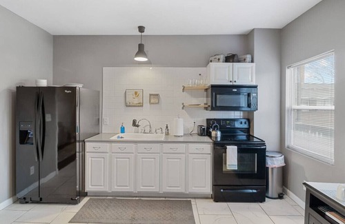 Meridian-Kessler Apartment | Convenient | Pet & Baby|Near Convention & Hospital