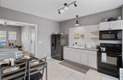 Meridian-Kessler Apartment | Convenient | Pet & Baby|Near Convention & Hospital