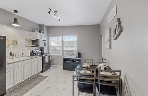 Meridian-Kessler Apartment | Convenient | Pet & Baby|Near Convention & Hospital