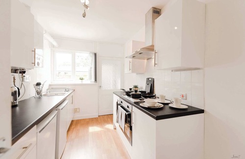Doncaster House | Convenient Room in Doncaster House With Kitchen
