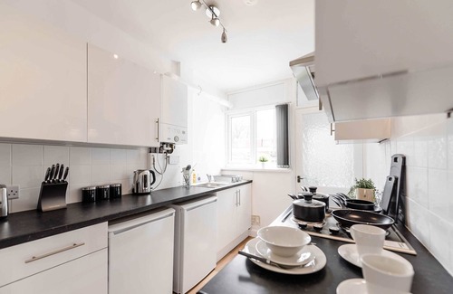 Doncaster House | Convenient Room in Doncaster House With Kitchen