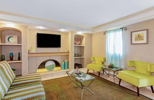 Orlando Hotel | Convenient Room Just Minutes Away from Orlando International Airport | Breakfast