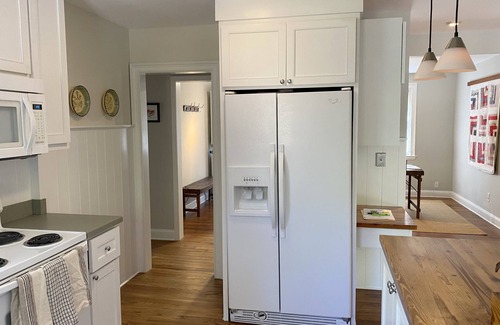 Saint Simons Island Cottage | Conveniently Located Cottage in a Residential Neighborhood! Pet Friendly!