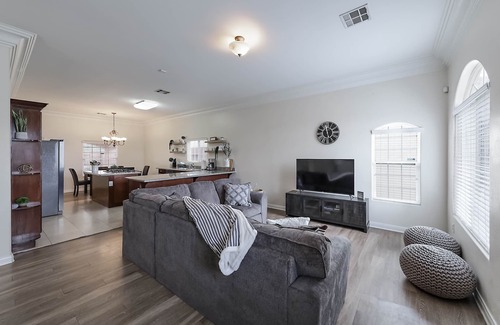 Pumpkin Center House | Conveniently Located by 99 Freeway and Freshly Furnished Home!