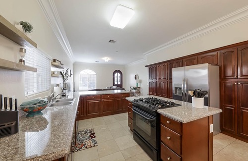 Pumpkin Center House | Conveniently Located by 99 Freeway and Freshly Furnished Home!
