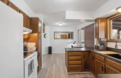 Billings House | Conveniently located, 4bd, 3bath, Vaulted ceilings