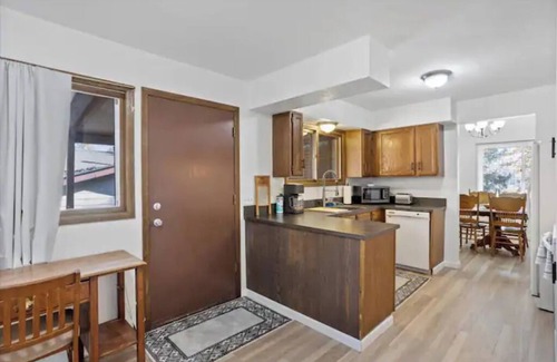 Billings House | Conveniently located, 4bd, 3bath, Vaulted ceilings
