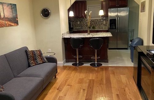 Canarsie House | Conveniently located Brooklyn House With Lots Of Charm!