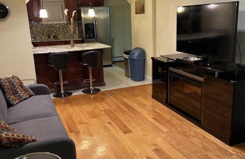 Canarsie House | Conveniently located Brooklyn House With Lots Of Charm!