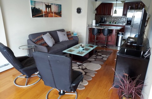 Canarsie House | Conveniently located Brooklyn House With Lots Of Charm!