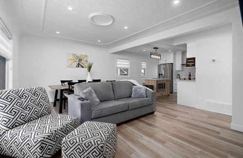 West Edmonton House | Conveniently Located Family & Pet Friendly Home in Edmonton