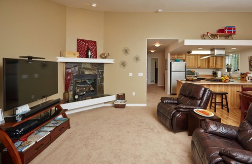 Spenard House | Conveniently Located Near Airport With Access To Everything Alaska Has To Offer!