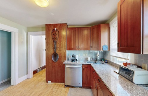 Midway House | Conveniently located home with full kitchen and washer/dryer