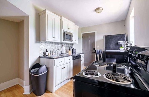 Victorian Village House | Convention - Private Parking - Pets - Short North