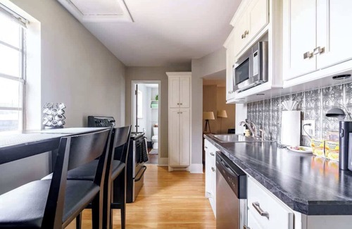 Victorian Village House | Convention - Private Parking - Pets - Short North
