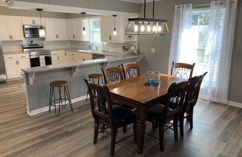 Conway House | Conway White House: Sleeps 18, Game Room, Pool