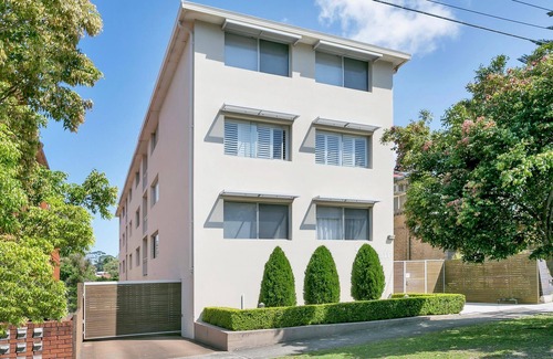 Coogee Apartment | Coogee- COOGY Abbott Street - Cozy Furnished Apartment Steps from Coogee Beach Pavilion