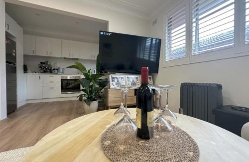 Coogee Apartment | Coogee Sunrise 2 Bed Apt with Parking, Work Desks & Balcony