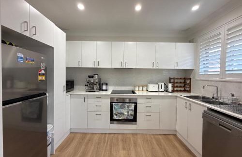 Coogee House | Coogee Sunrise shared Apt with Parking & Work Desk