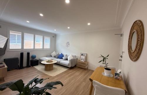 Coogee House | Coogee Sunrise shared Apt with Parking & Work Desk