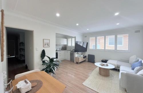 Coogee House | Coogee Sunrise shared Apt with Parking, Balcony & Work Desk