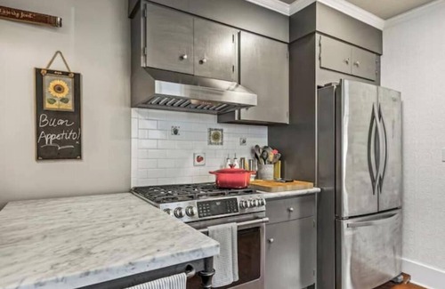 Alki House | Cook's Kitchen + Firepit + Pickleball Park Nearby + AC + 2 Parking Spots