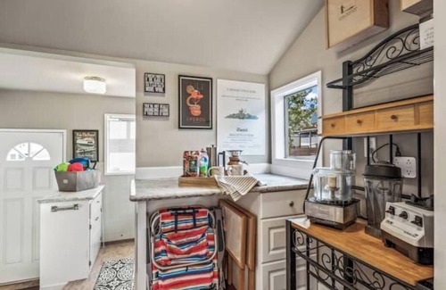 Alki House | Cook's Kitchen + Firepit + Pickleball Park Nearby + AC + 2 Parking Spots