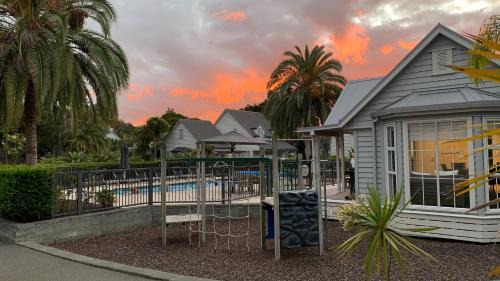 Russell House | Cooks Cottage 2-4 Bedroom- Russell Cottages Collection