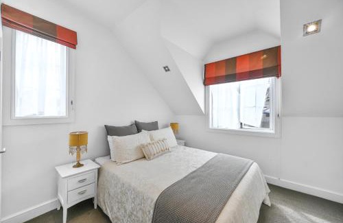 Russell House | Cooks Cottage 2-4 Bedroom- Russell Cottages Collection