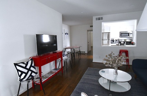 Oak Lawn Apartment | Cool Blue-King Bed- Parking - HP/Design Dist/Katy Trail/Uptown