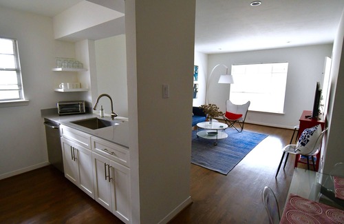 Oak Lawn Apartment | Cool Blue-King Bed- Parking - HP/Design Dist/Katy Trail/Uptown