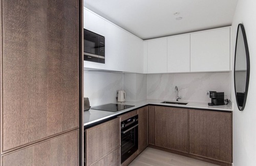 Clerkenwell Apartment | Cool Farringdon Studio w/Indoor Pool & Gym, by Blueground