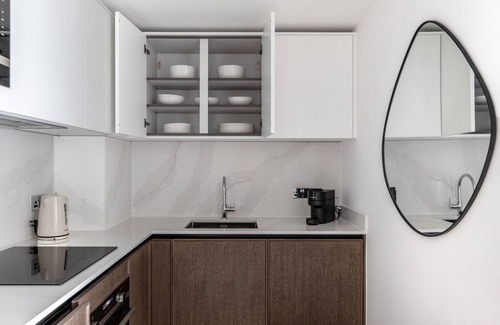 Clerkenwell Apartment | Cool Farringdon Studio w/Indoor Pool & Gym, by Blueground