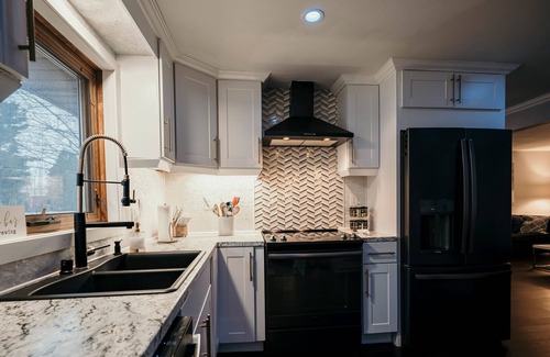 Sturgeon Bay House | Cool + Modern! Arcades, Movie RM, Private Pond!