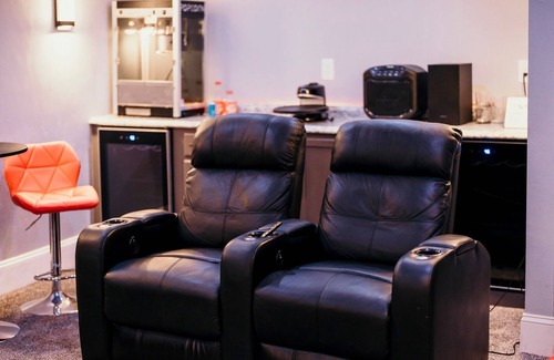 Sturgeon Bay House | Cool + Modern! Arcades, Movie RM, Private Pond!
