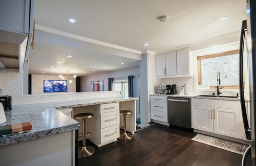Sturgeon Bay House | Cool + Modern! Arcades, Movie RM, Private Pond!
