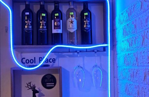 Ramat Gan Apartment | COOL PLACE חדרים מפוארים בר"ג - חניית רכבים חינם - מיקום מרכזי בין פ"ת לת"א - קרוב לבי"ח "שיבא" - לשירות האורחים כורסת מסאז' ומכונת נספרסו - חשבונית מס l