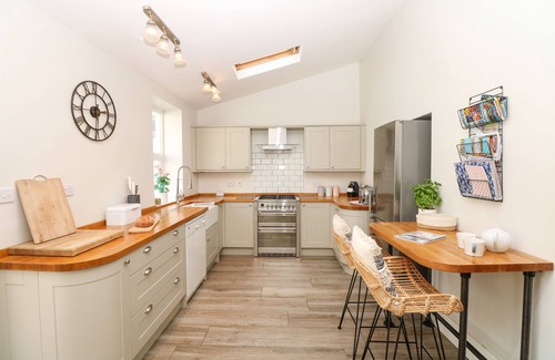 Instow Cottage | COOL STONE COTTAGE, pet friendly, country holiday cottage in Instow