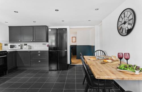 Teignmouth Apartment | Coombe Bank - Seaboard spirit, contemporary chic with parking close to beach