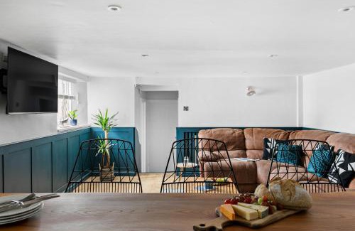 Teignmouth Apartment | Coombe Bank - Seaboard spirit, contemporary chic with parking close to beach