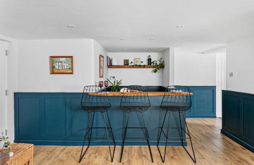 Teignmouth Apartment | Coombe Bank - Seaboard spirit, contemporary chic with parking close to beach